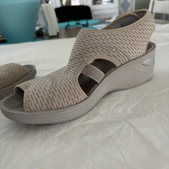 BZees Dream Sandal Beige 9.5 Synthetic Sole Hook and Loop Closure Machine Wash - Picture 7 of 14